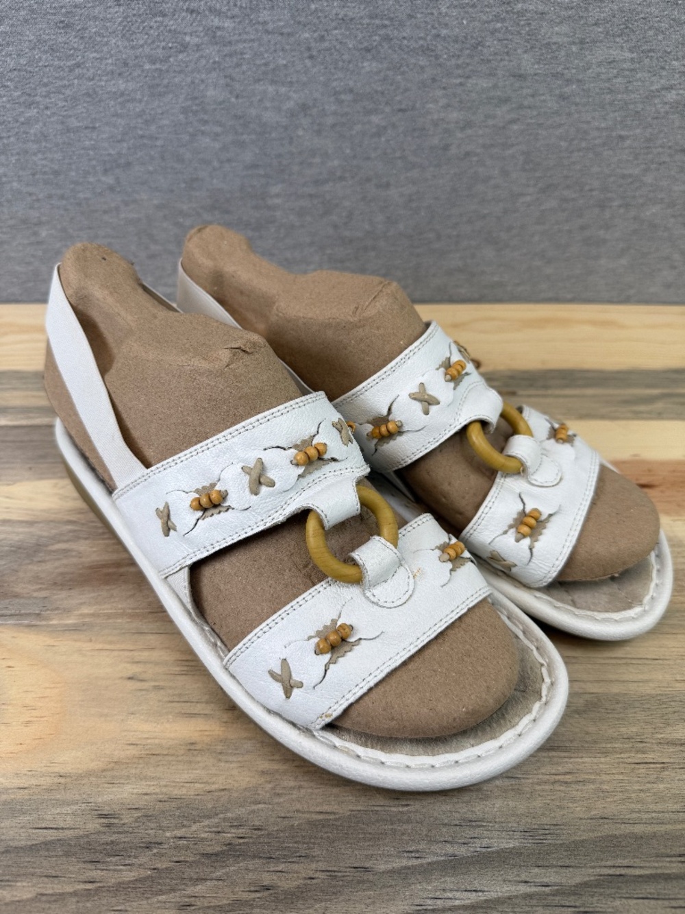 Earth Spirit White Leather 2 Strap Sandal Wood Embellishments Size 8.5 Slip On